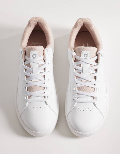 ON The Roger Advantage trainers in white and beige, 3 of 5