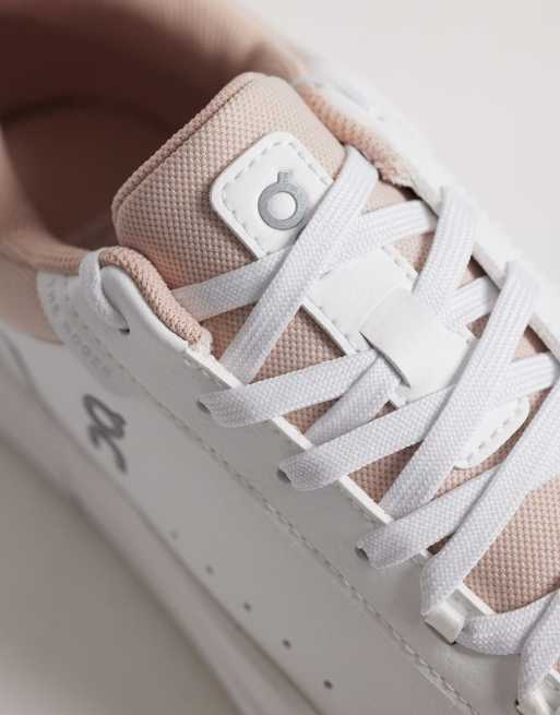 ON The Roger Advantage trainers in white and beige, 4 of 5
