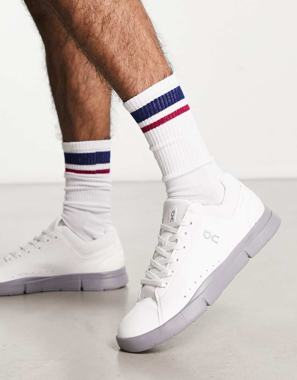 ON The Roger Advantage trainers in white and grey