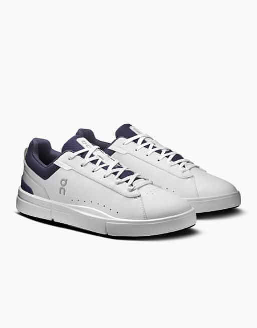 ON The Roger Advantage trainers in white and grey, 1 of 4