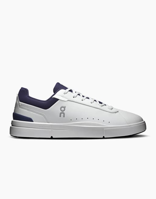 ON The Roger Advantage trainers in white and grey, 2 of 4