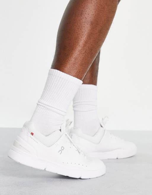 ON The Roger Advantage trainers in white