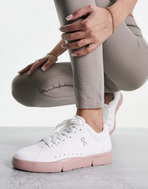 ON – The Roger – Advantage – Vita och beige sneakers 