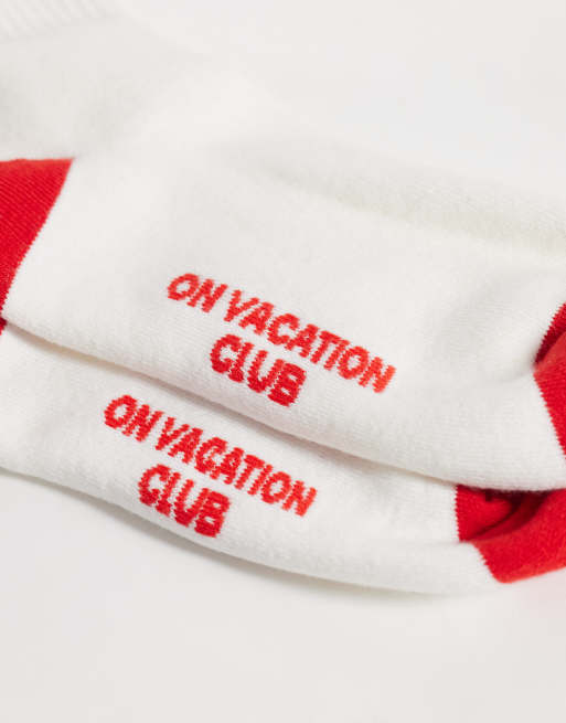On Vacation Club – Socken in Weiß und Rot mit Kontrastrand und Logo, 3 von 3