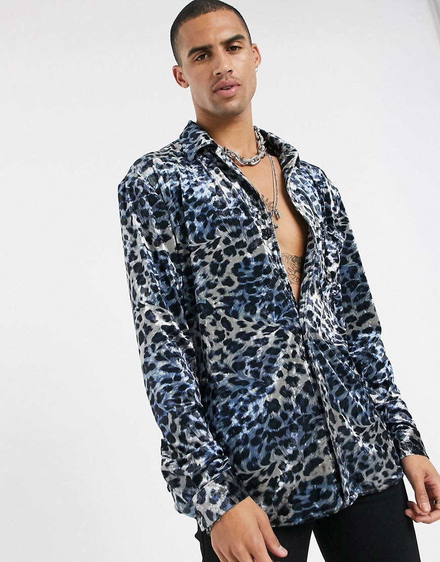 One Above Another – Blå leopardmönstrad festskjorta av mockaimitation med lång ärm