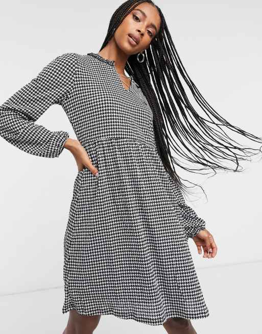 Only - Aangerimpelde mini-jurk met V-hals en pied-de-poule in zwarte print
