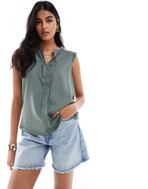 ONLY – Ärmellose Bluse in Grün mit V-Ausschnitt und Häkelbesatz - view 1