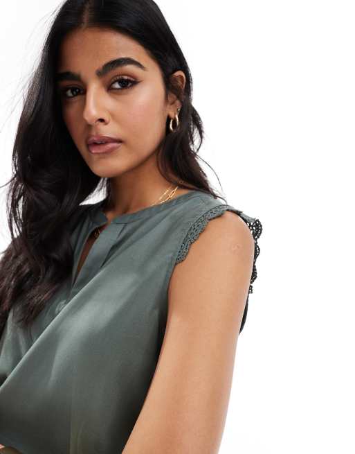 ONLY – Ärmellose Bluse in Grün mit V-Ausschnitt und Häkelbesatz , 4 von 4