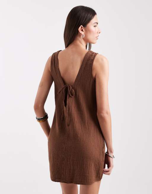 ONLY – Ärmelloses Minikleid aus Musselinstoff in Schokobraun mit Bindedetail am Rücken, 2 von 4