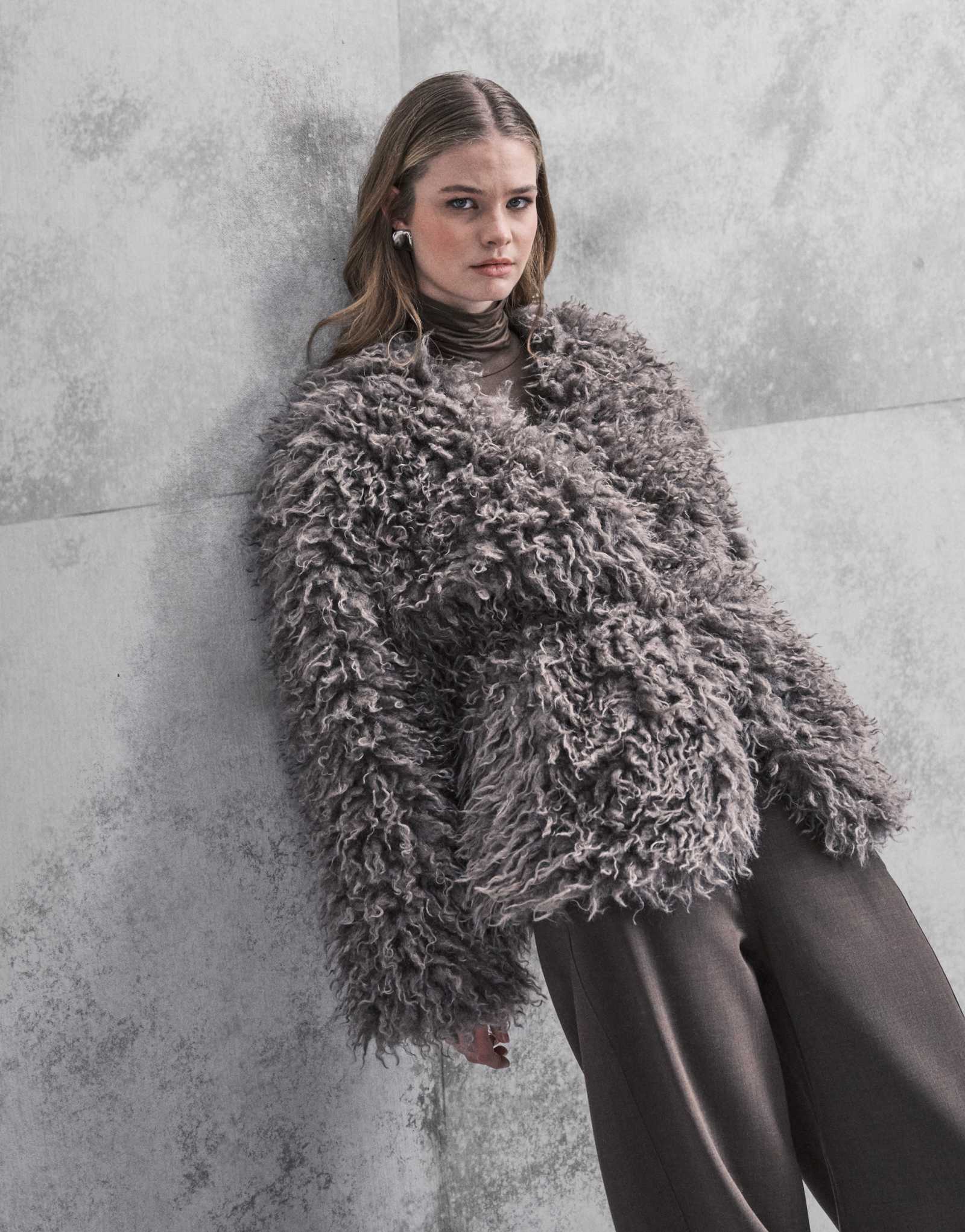 Косматая куртка серого цвета с единственным поясом