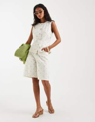 Bermudashorts in Weiß mit Blumenmuster, Kombiteil Weiß 34