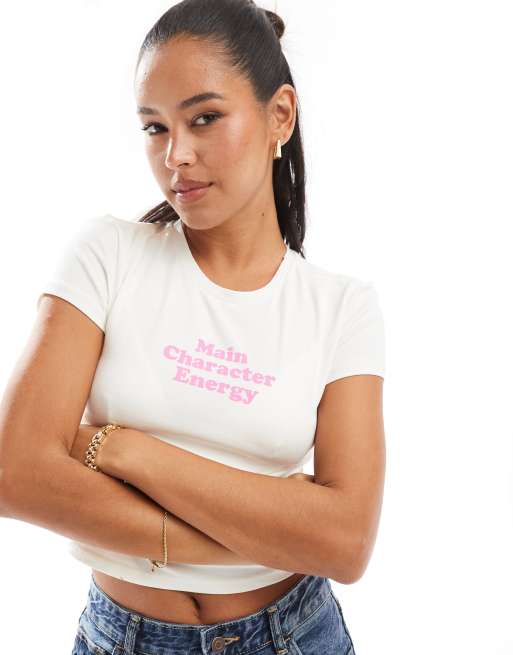 ONLY – Biały krótki i obcisły T-shirt z napisem „Main Character“ 
