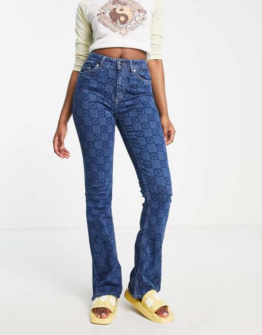 Only – Blå utsvängda jeans med medelhög midja och blommigt och schackrutigt 70-talsmönster, 2 av 4