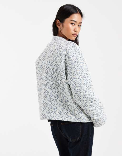 ONLY – Blåblommig, quiltad jacka, 3 av 4