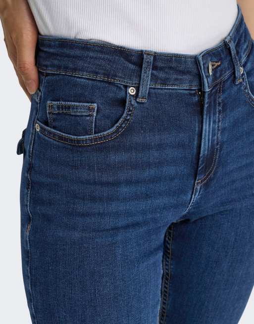 ONLY Blush jeans med medelhög midja, utsvängda ben och bakficksdetalj i blå denim, 4 av 7