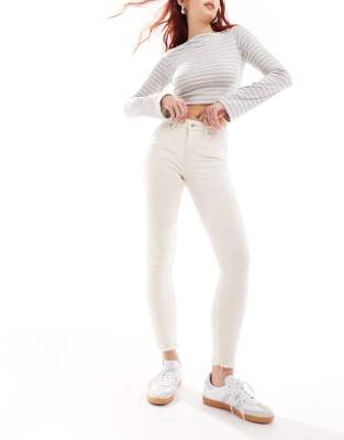 Only - Blush - Schmal geschnittene Jeans in Ecru mit Fransensaum-Weiß