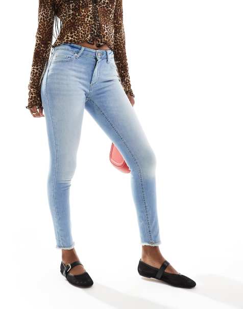 Only – Blush – Schmal geschnittene Jeans in Hellblau mit Fransensaum - view 1