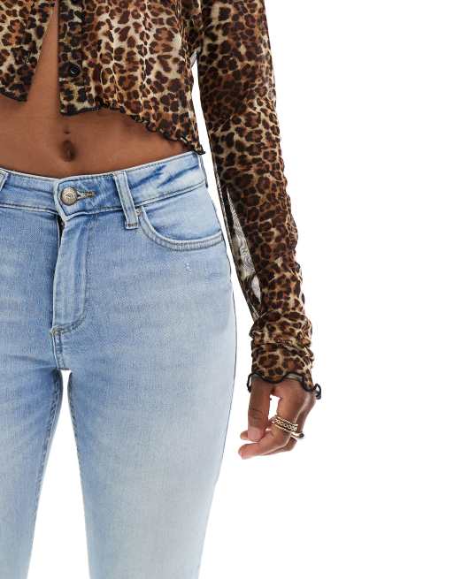 Only – Blush – Schmal geschnittene Jeans in Hellblau mit Fransensaum , 2 von 5