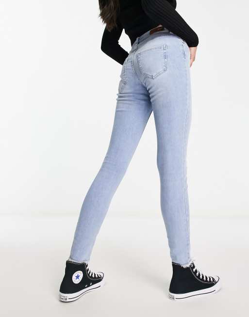 Skinny jeans with frayed hot sale bottom