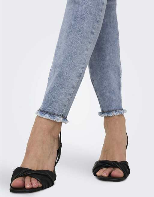 ONLY Blush vaqueros pitillo de talle medio hasta el tobillo con bajo sin rematar en denim azul, 6 de 7