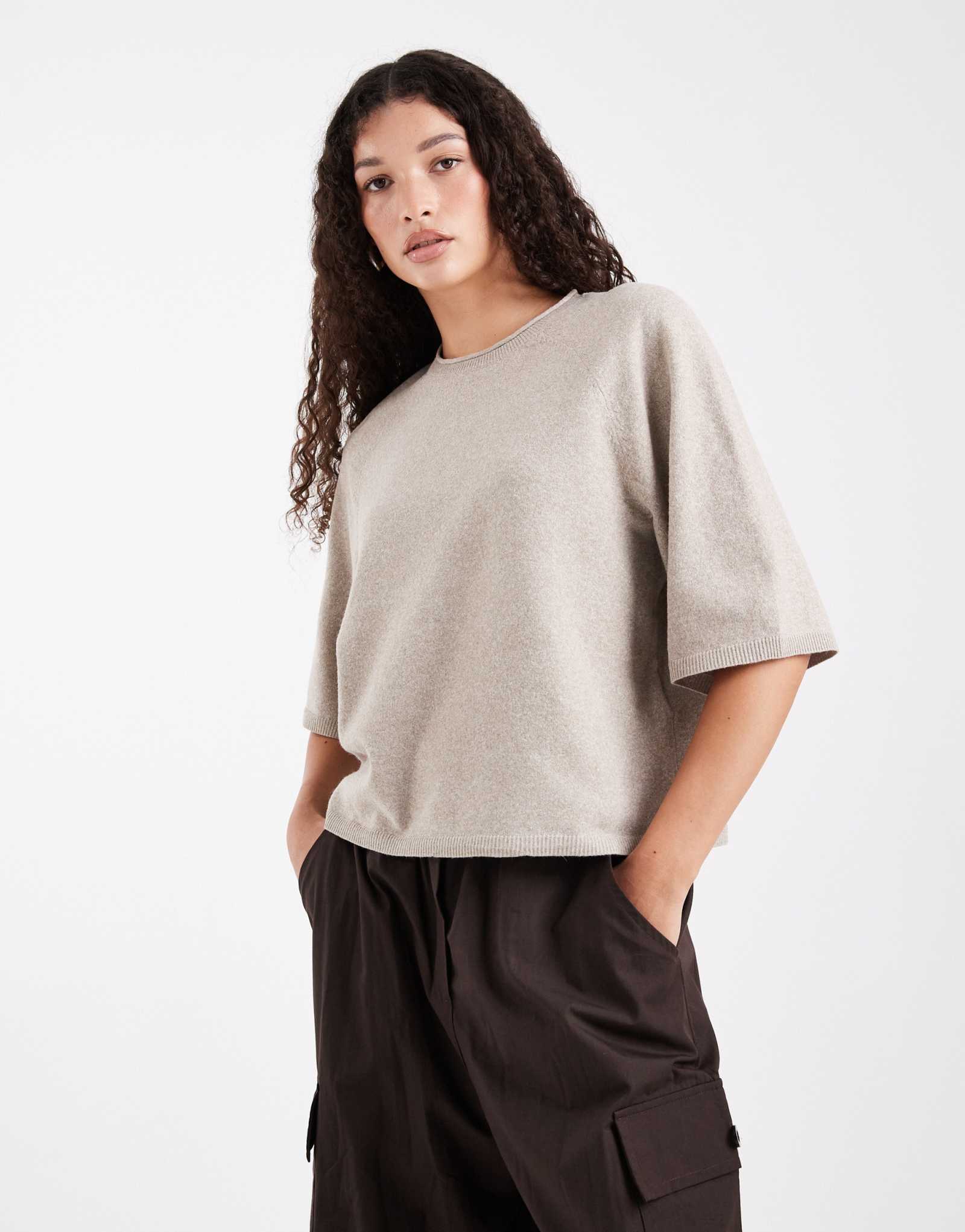 ТОЛЬКО свободный трикотажный топ с коротким рукавом бежевого цвета