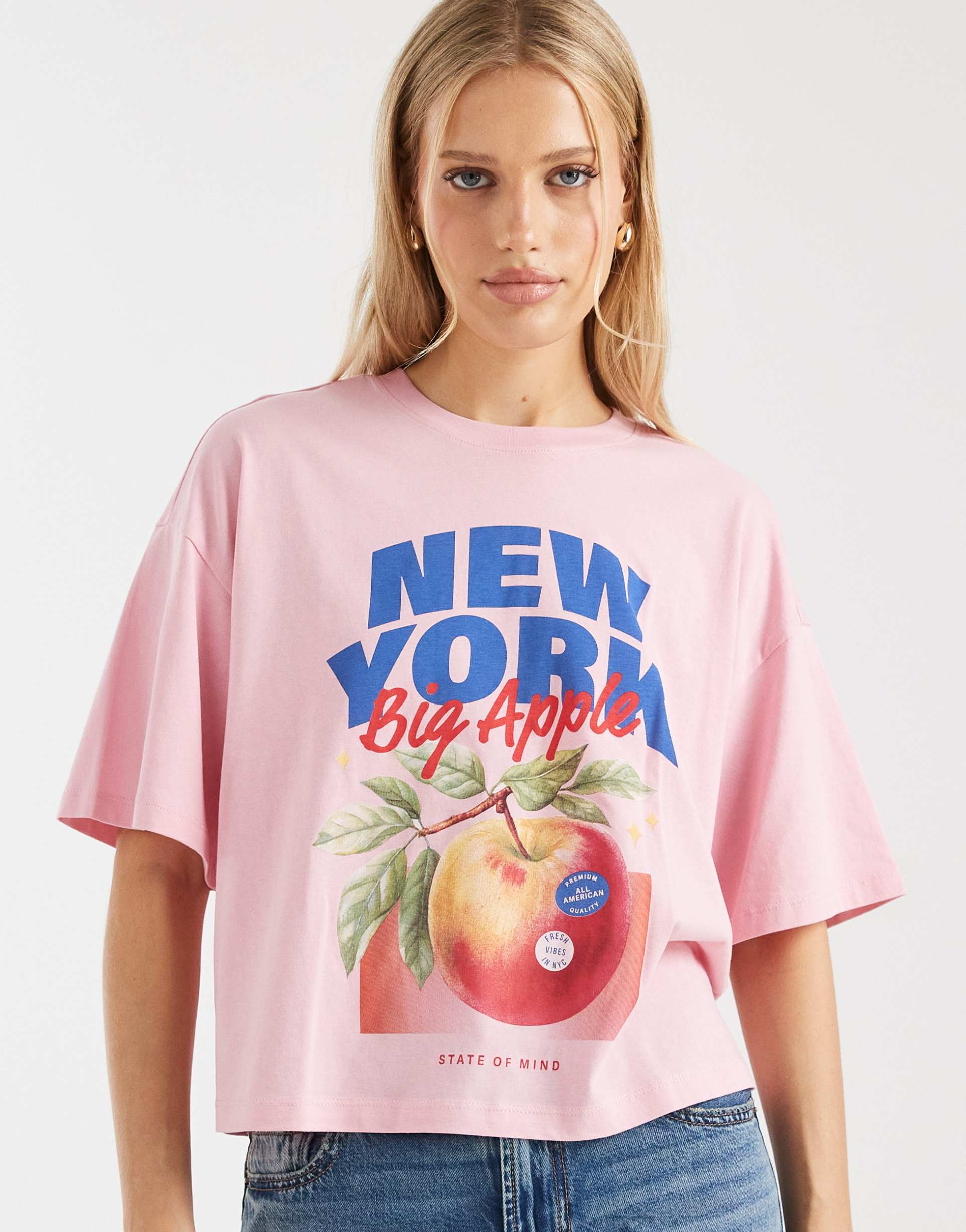 only boxy t-shirt with apple print in pink