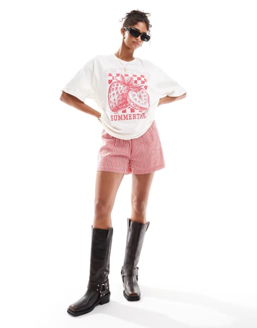 ONLY – Boyfriend-T-Shirt in Weiß mit Erdbeer-Grafik  