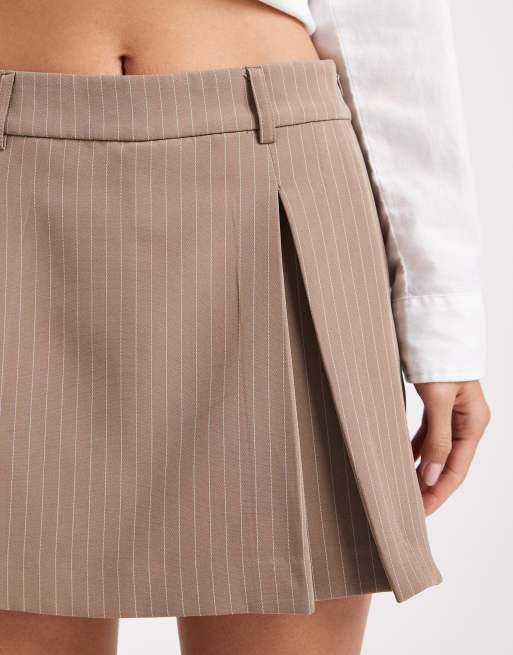 ONLY - Brunt mini-skort med plisseringer og nålestriber, 5 af 5