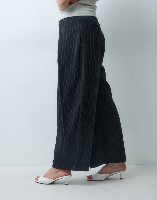 ONLY byxor med hög midja, barrel leg och veck i svart kritstrecksrandigt, 2 av 5