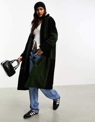 Only - Cappotto taglio lungo in pile borg kaki e nero a scacchi 