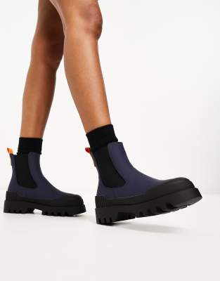 Chelsea boots with contrast detail in navy