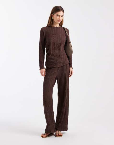 ONLY – Chokladbrunt set med långärmad topp och vida, texturerade byxor - view 1