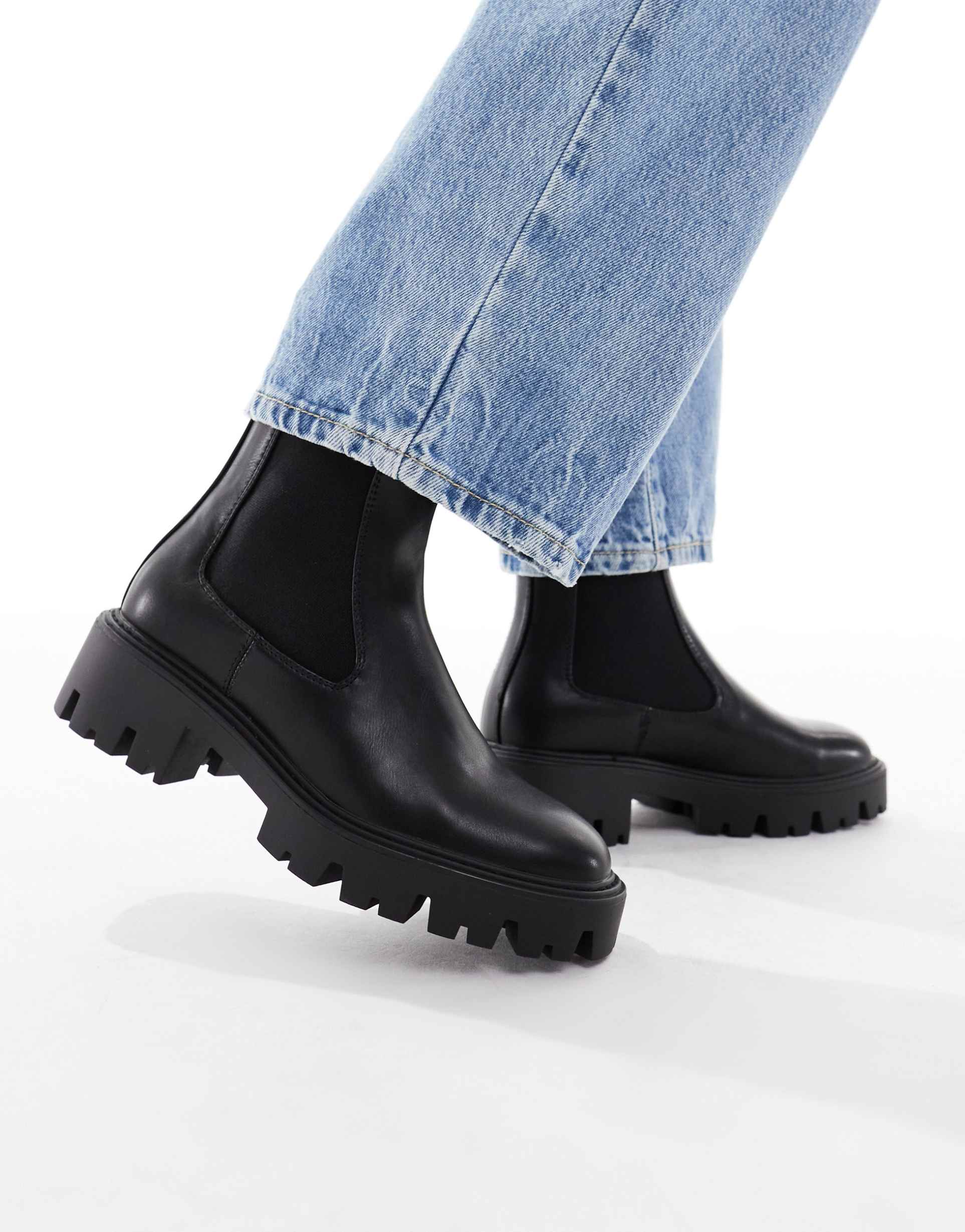 only chunky chelsea boots in black