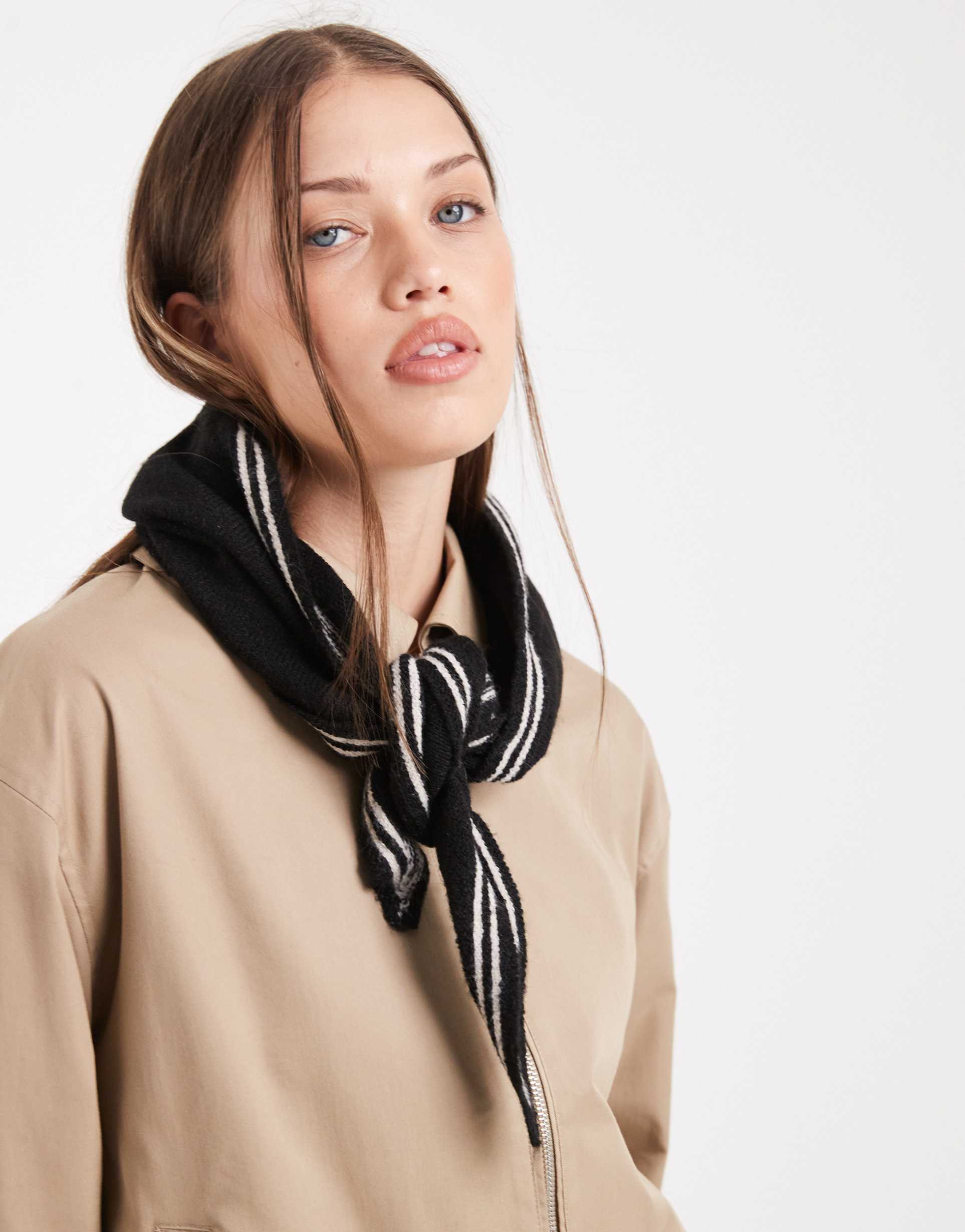 only contrast trim short scarf in black