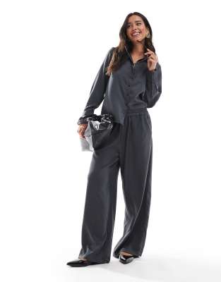 ONLY - Coordinato composto da camicia e pantaloni color grigio scuro mélange