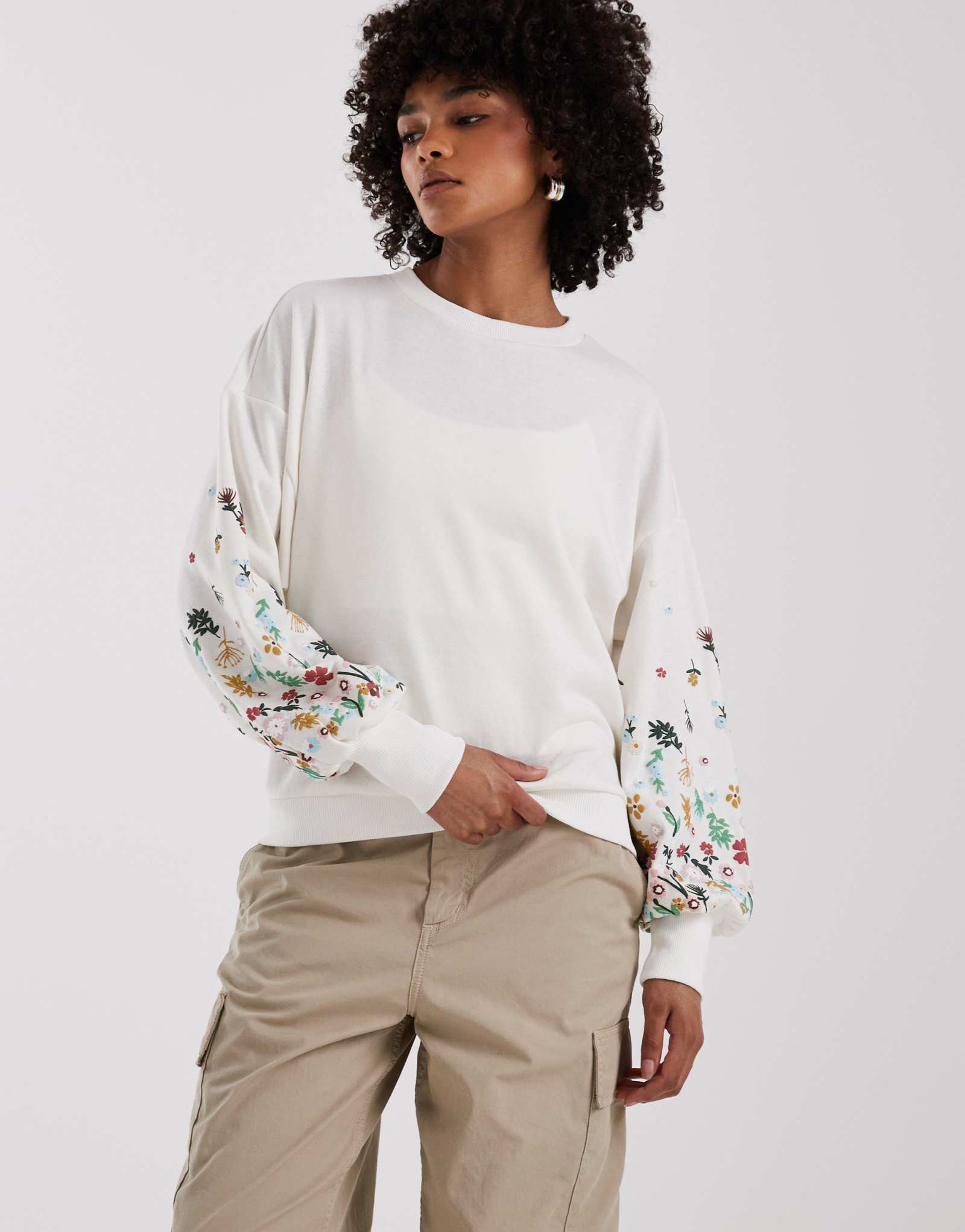 ЕДИНСТВЕННЫЙ свитер с круглым вырезом и цветочной отделкой на рукавах белого цвета