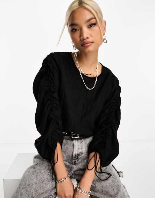 Only - Cropped bluse med rynkede ærmer i sort 