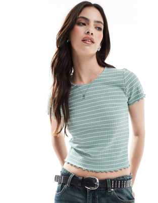 ONLY - Cropped T-Shirt in gestreiftem Salbeigrün