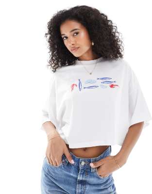 ONLY - Cropped T-Shirt in Weiß mit Meeresfrüchte-Print
