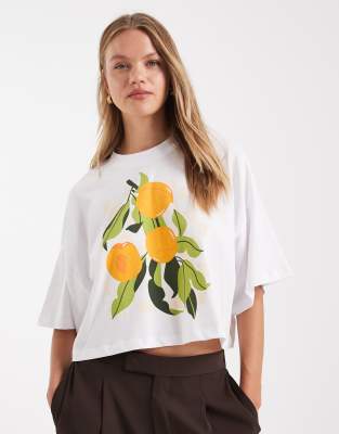 ONLY - Cropped-T-Shirt in Weiß mit Orangen-Grafikmotiv