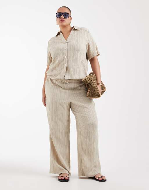 ONLY Curve - Co-ord set van overhemd met korte mouwen en broek met wijde pijpen en gekreukte textuur in stone, 2 van 3