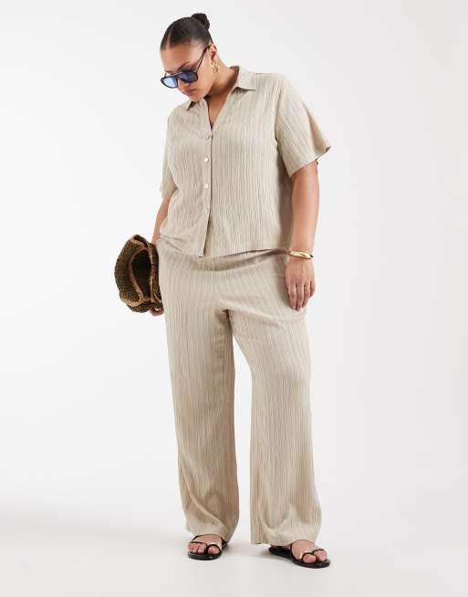 ONLY Curve - Conjunto color piedra de pantalones de pernera ancha y camisa de manga corta de tejido texturizado efecto rugoso