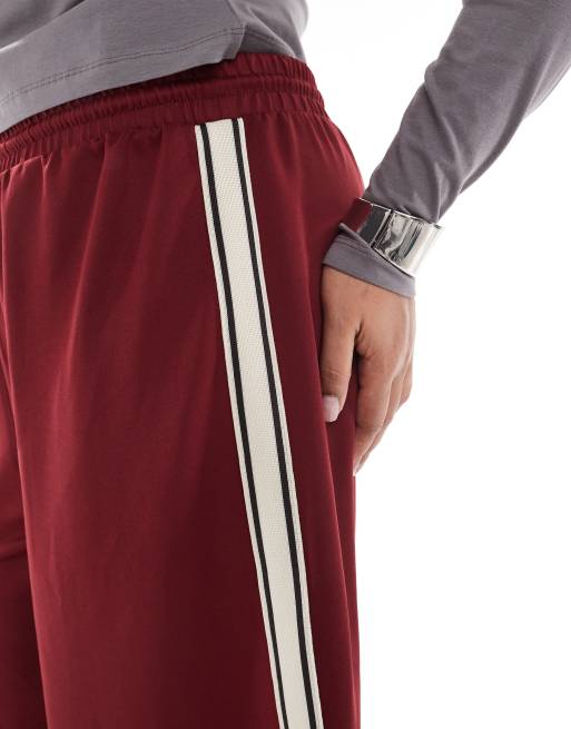 ONLY Curve contrast panel wide leg trouser in burgundy, 2 of 5