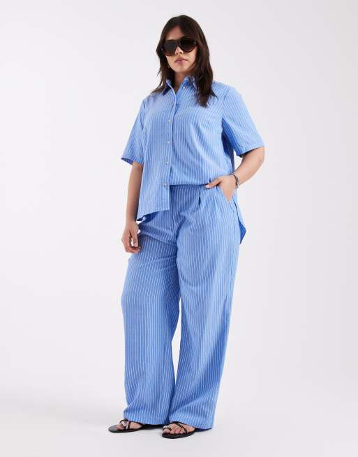 ONLY Curve - Coordinato blu gessato con camicia a maniche corte e pantaloni dritti