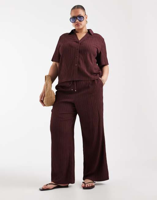 ONLY Curve - Coordinato testurizzato stropicciato marrone cioccolato con pantaloni a fondo ampio e camicia a maniche corte