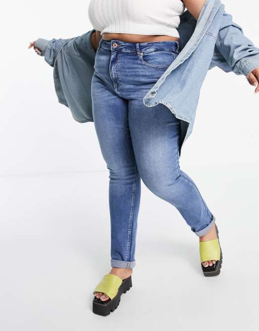 Only Curve – Erica – Schmal geschnittene Jeans in verwaschenem Mittelblau mit geradem Bein, 4 von 4
