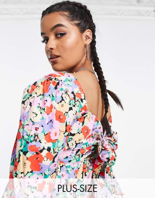 Only Curve – Färgglad, vallmoblommig peplum-topp med rosett baktill