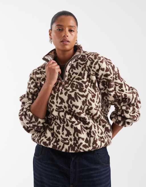 ONLY Curve fleece sweat met halve rits in bruine en witte print, 2 van 4