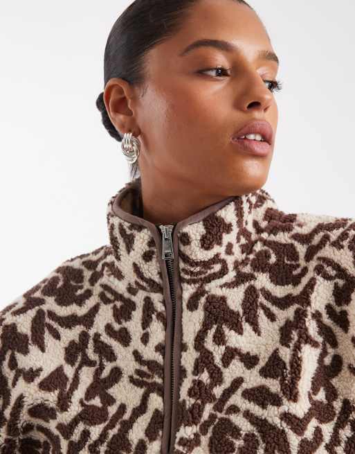 ONLY Curve fleece sweat met halve rits in bruine en witte print, 4 van 4