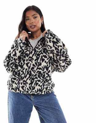 ONLY Curve - Gemustertes Fleece-Sweatshirt in Schwarz und Weiß mit kurzem Reißverschluss